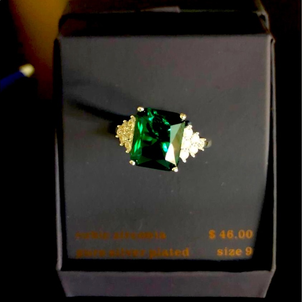 Emerald fashion ring